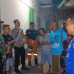 Bocah berusia 7 tahun, diserang monyet liar saat hendak bermain sepulang sekolah pada Jumat siang (18/7/2025). Serangan itu menyebabkan luka robek cukup dalam di bagian tangan kiri hingga harus mendapat empat jahitan. Foto iNewsSurabaya/jajang
