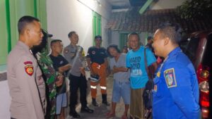 Bocah berusia 7 tahun, diserang monyet liar saat hendak bermain sepulang sekolah pada Jumat siang (18/7/2025). Serangan itu menyebabkan luka robek cukup dalam di bagian tangan kiri hingga harus mendapat empat jahitan. Foto iNewsSurabaya/jajang