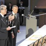 追悼式で永井園長（左端）とともに追悼のメッセージを送る入所者代表の島田さん（左から２人目）＝２６日午前、相模原市緑区の津久井やまゆり園（代表撮影）
