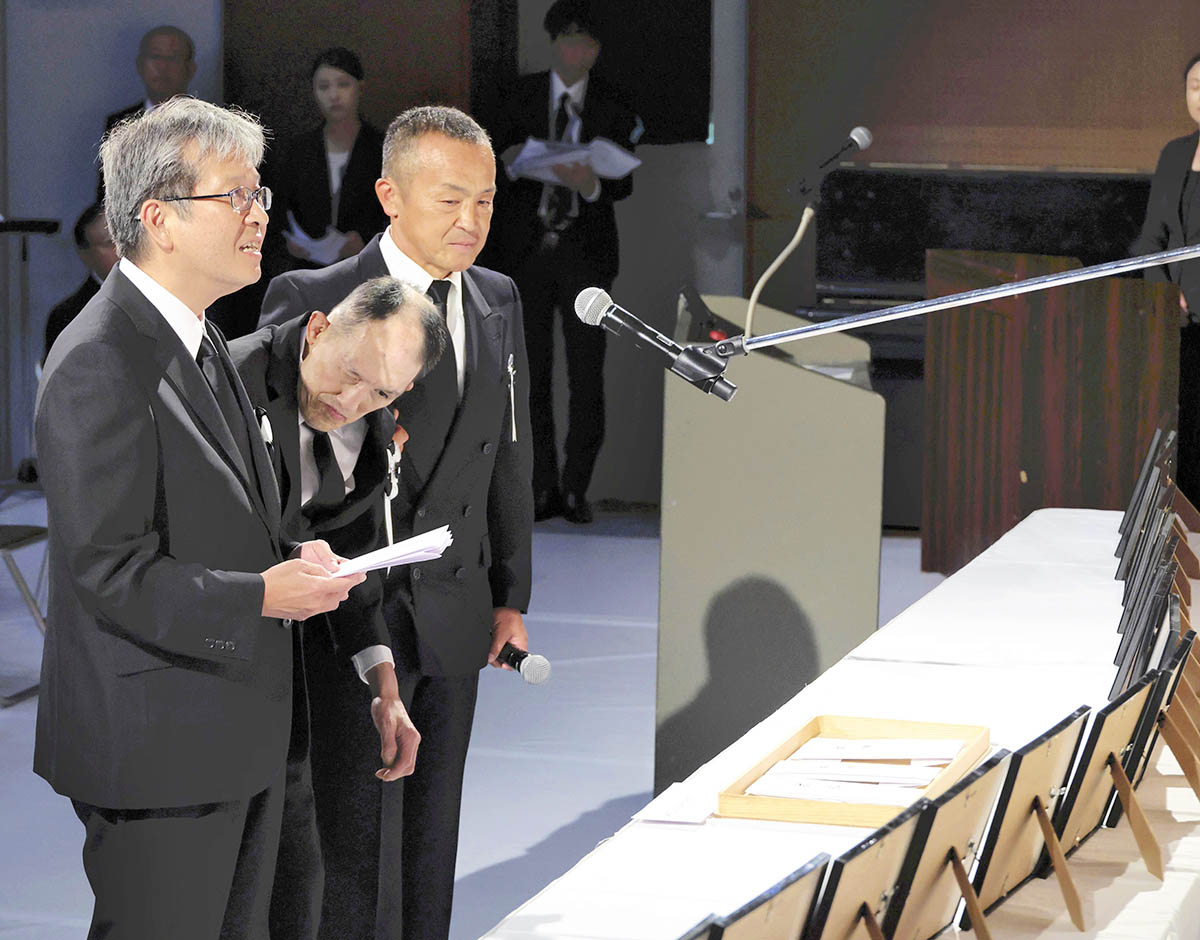 追悼式で永井園長（左端）とともに追悼のメッセージを送る入所者代表の島田さん（左から２人目）＝２６日午前、相模原市緑区の津久井やまゆり園（代表撮影）