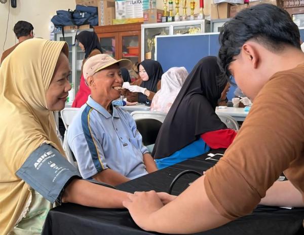 Program inovatif UM Surabaya bantu penderita hipertensi di Gubeng cegah stroke lewat pendampingan psikososial, edukasi, dan peran keluarga. Foto iNewsSurabaya/hendro