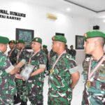Sebanyak enam prajurit terbaik dilepas secara resmi untuk melanjutkan tugas di satuan baru. Foto iNewsSurabaya/siswanto
