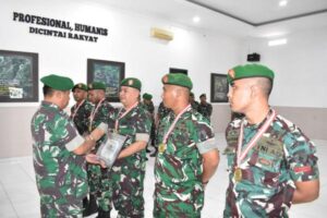 Sebanyak enam prajurit terbaik dilepas secara resmi untuk melanjutkan tugas di satuan baru. Foto iNewsSurabaya/siswanto