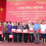 Lãnh đạo xã Kiều Phú trao quà cho các gia đình chính sách trên địa bàn. Ảnh: Hoàng Sơn
