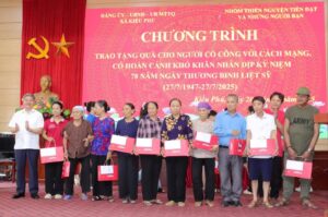 Lãnh đạo xã Kiều Phú trao quà cho các gia đình chính sách trên địa bàn. Ảnh: Hoàng Sơn