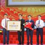 Đại diện tỉnh Khánh Hòa đón nhận bằng di tích quốc gia đặc biệt - Ảnh: TRẦN HOÀI