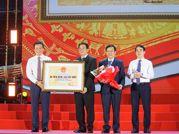 Đại diện tỉnh Khánh Hòa đón nhận bằng di tích quốc gia đặc biệt - Ảnh: TRẦN HOÀI