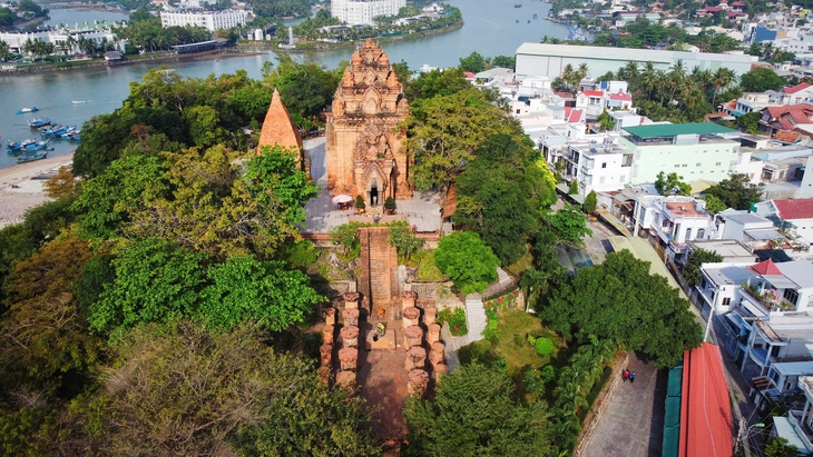 Honoring Po Nagar Tower Nha Trang as a special national relic - Image 2.