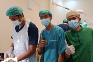 Petugas Kesehatan Rumah Sakit Ibu Anak (RSIA) Graha Medika Padalarang (GMP) saat melaksanakan KB MOW. Foto Dok RSIA GMP