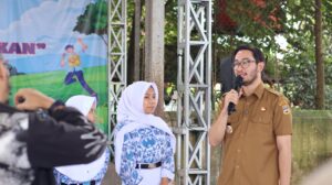 Bupati Bandung Barat, Jeje Ritchie Ismail saat berinteraksi dengan siswa peserta MPLS di Kabupaten Bandung Barat. Foto Dok Disdik KBB