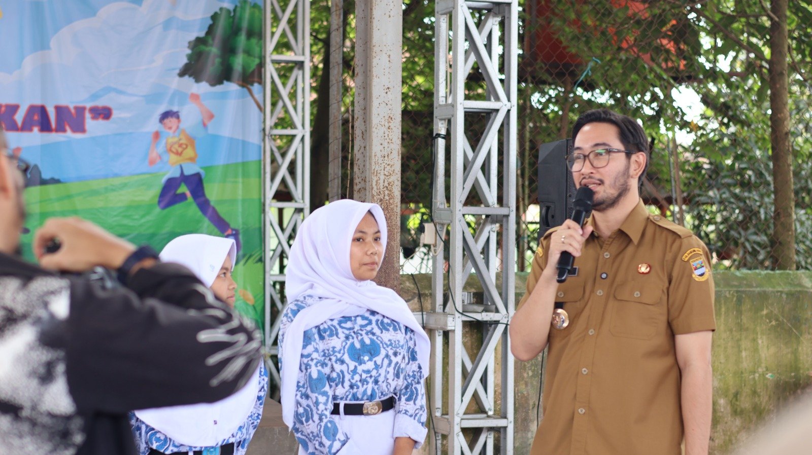 Bupati Bandung Barat, Jeje Ritchie Ismail saat berinteraksi dengan siswa peserta MPLS di Kabupaten Bandung Barat. Foto Dok Disdik KBB