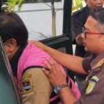 Petugas Kejaksaan Negeri (Kejari) Kabupaten Bandung saat menggiring tiga orang tersangka kasus dugaan tindak pidana korupsi pengadaan mobil Caravan Covid di Kabupaten Bandung Barat
