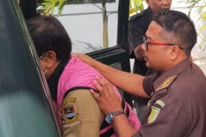 Petugas Kejaksaan Negeri (Kejari) Kabupaten Bandung saat menggiring tiga orang tersangka kasus dugaan tindak pidana korupsi pengadaan mobil Caravan Covid di Kabupaten Bandung Barat