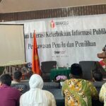 Kepala Sekretariat Bawaslu Provinsi Jawa Barat, Widodo Wuryanto saat memaparkan materi terkait keterbukaan informasi publik di Kabupaten Bandung Barat. Foto Hendra Hidayat
