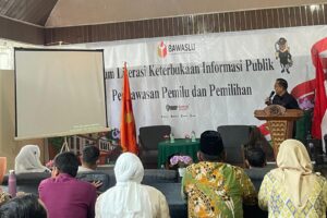Kepala Sekretariat Bawaslu Provinsi Jawa Barat, Widodo Wuryanto saat memaparkan materi terkait keterbukaan informasi publik di Kabupaten Bandung Barat. Foto Hendra Hidayat