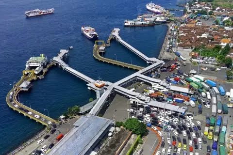 Pemprov Jawa Timur minta penambahan kapal penyeberangan di Pelabuhan Ketapang akibat antrean truk mengular hingga puluhan kilometer. Foto iNewsSurabaya/lukman