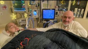 Pangeran Al-Waleed bin Khaled bin Talal Al Saud, yang dikenal sebagai 'Sleeping Prince', meninggal dunia setelah koma selama lebih dari dua dekade akibat kecelakaan mobil yang traumatis.