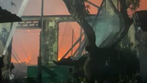 Api berkobar melumat bangunan rumah di pemukiman padat penduduk di Kecamatan Medan Barat, Minggu (20/5/2027) pagi. (istimewa)