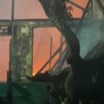 Api berkobar dengan cepat meluas merembet ke bangunan rumah di pemukiman padat penduduk Jalan Putri Hijau, Kelurahan Kesawan, Kecamatan Medan Barat, Medan. 37 rumah ludes terbalar dalam peristiwa itu. (istimewa/dok)