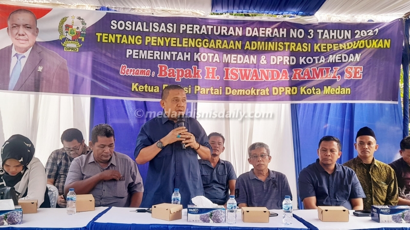 Anggota DPRD Medan, Iswanda Ramli saat kembali melakukan Sosialiasasi Produk Hukum Peraturan Daerah Kota Medan No 3 Tahun 2021 Tentang Penyelanggaraan Administrasi Kependudukan. (romi irwansyah)