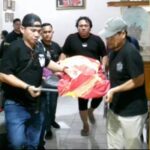 Petugas membawa jasad korban ke RS Bhayangkara. (istimewa)