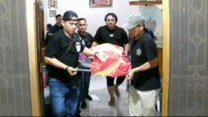 Petugas membawa jasad korban ke RS Bhayangkara. (istimewa)