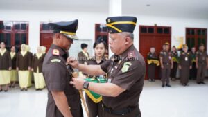 Kajati Sumut), Dr Harli Siregar SH MHum saat melantik dan mengambil sumpah jabatan di lingkungan Kejaksaan Tinggi Sumatera Utara.