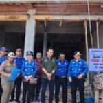 Tim terpadu ketika menertibkan dan menyegel salah satu bangunan gedung yang belum melengkapi izin pendirian bangunan gedung (PBG) di Kecamatan Merek,Kabupaten Karo, Sumatera Utara, Sabtu (19/7/2025).