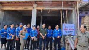 Tim terpadu ketika menertibkan dan menyegel salah satu bangunan gedung yang belum melengkapi izin pendirian bangunan gedung (PBG) di Kecamatan Merek,Kabupaten Karo, Sumatera Utara, Sabtu (19/7/2025).