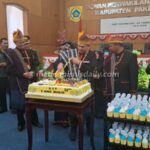 Bupati Pakpak Bharat, Franc Bernhard Tumanggor memotong kue ulang tahun ke-22 Kabupaten Pakpak Bharat. (lastro banuarea)