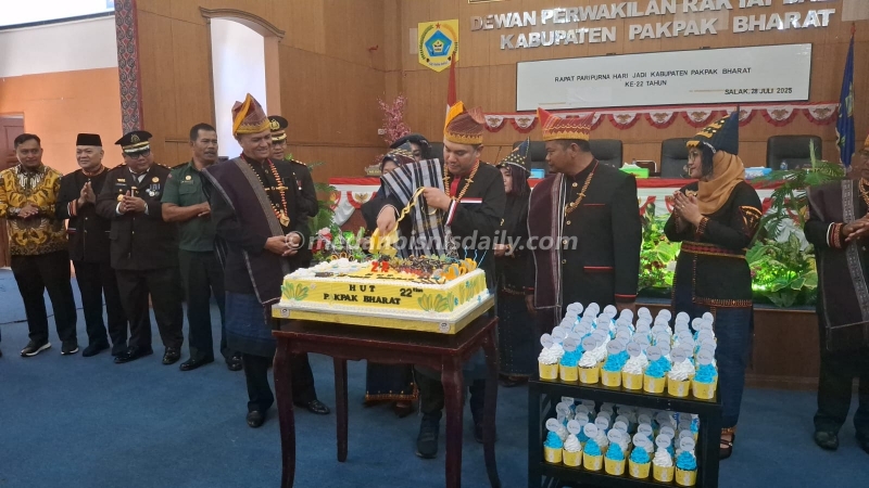 Bupati Pakpak Bharat, Franc Bernhard Tumanggor memotong kue ulang tahun ke-22 Kabupaten Pakpak Bharat. (lastro banuarea)