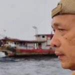 Wabup Tapteng, Mahmud Efendi saat melakukan OTT kapal yang diduga pukat ikan atau pukat trawl. (istimewa)