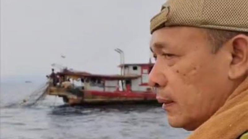 Wabup Tapteng, Mahmud Efendi saat melakukan OTT kapal yang diduga pukat ikan atau pukat trawl. (istimewa)