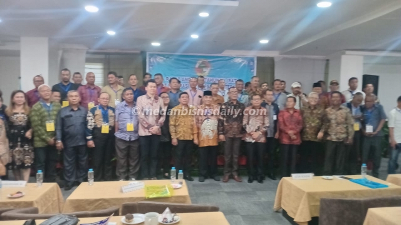 Peserta RAT Puskud Sumut Tahun Buku 2024 melakukan foto bersama Ketua Umum Inkud Portasius Nggedi, Ketua Puskud Sumut Syarikat Bangun dan seluruh peserta RAT. (sarsin siregar)