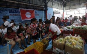 REDUCING POVERTY. Hundreds of beneficiaries from Moriones, Tondo, Manila on Dec. 5, 2024 redeem their food stamp through the electronic benefit transfer cards worth PHP3,000. The food stamp program, created through Executive Order 44, is an anti-hunger and poverty reduction program aimed at decreasing the incidence of involuntary hunger experienced by Filipinos from low-income households. (PNA file photo by Yancy Lim)
