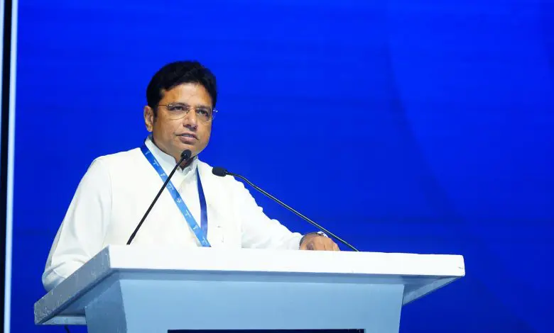 निवेश शिखर सम्मेलन को संबोधित करते आईटी मंत्री श्रीधर बाबू।