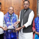 कारगिल युद्ध के नायक कर्नल जॉय दासगुप्ता एवं उनकी माँ का सम्मान करते मुख्यमंत्री रेवंत रेड्डी।