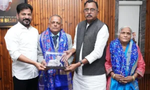 कारगिल युद्ध के नायक कर्नल जॉय दासगुप्ता एवं उनकी माँ का सम्मान करते मुख्यमंत्री रेवंत रेड्डी।