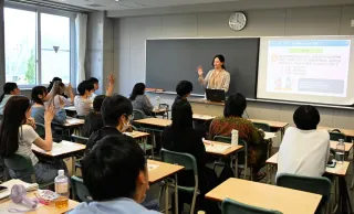 Lecture on the basics of asset building and risks of financial troubles