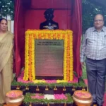 प्रतिमा स्थापना के दौरान शहीद विकास भाम्भू को श्रद्धांजलि देते हुए महावीर बैंक के चेयरमैन अशोक कोठारी, शहीद के पिता भागीरथ भाम्भू, माता सुखवंती देवी व अन्य।