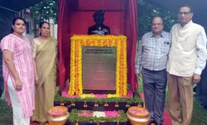 प्रतिमा स्थापना के दौरान शहीद विकास भाम्भू को श्रद्धांजलि देते हुए महावीर बैंक के चेयरमैन अशोक कोठारी, शहीद के पिता भागीरथ भाम्भू, माता सुखवंती देवी व अन्य।