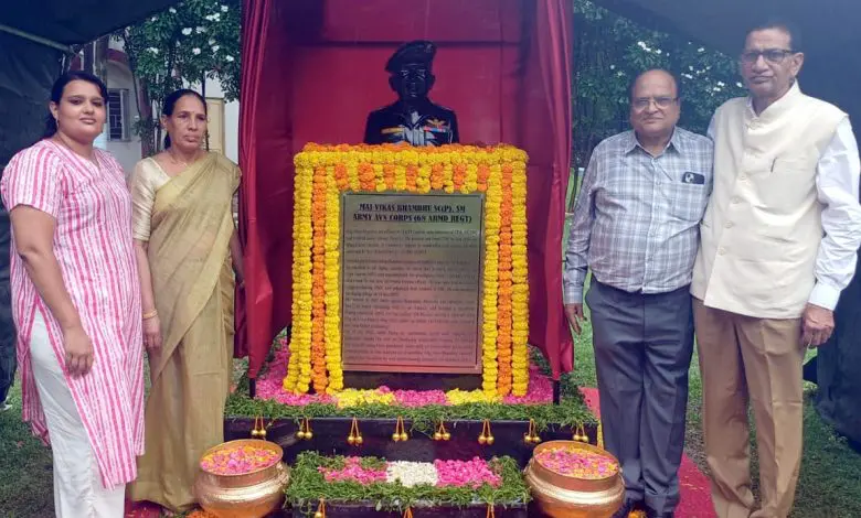 प्रतिमा स्थापना के दौरान शहीद विकास भाम्भू को श्रद्धांजलि देते हुए महावीर बैंक के चेयरमैन अशोक कोठारी, शहीद के पिता भागीरथ भाम्भू, माता सुखवंती देवी व अन्य।