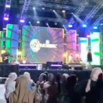 Konser yang digadang-gadang sebagai ajang penggerak ekonomi lokal ini justru dinilai mematikan sumber penghasilan masyarakat kecil di sekitar stadion Merdeka Jombang. Foto iNewsSurabaya/zainul
