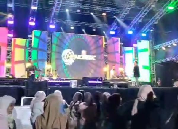 Konser yang digadang-gadang sebagai ajang penggerak ekonomi lokal ini justru dinilai mematikan sumber penghasilan masyarakat kecil di sekitar stadion Merdeka Jombang. Foto iNewsSurabaya/zainul