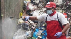 Suku Dinas Lingkungan Hidup Jakarta Barat bersama Palang Merah Indonesia (PMI) menggencarkan penggunaan teknologi ramah lingkungan untuk hilangkan bau menyengat di Tempat Pembuangan Sementara (TPS) RW 02, Kampung Randu, Duri Kosambi, Cengkareng, Jumat (18/7/2025) [Suara.com/ANTARA/HO-Pemkot Jakbar]