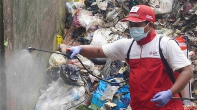 Suku Dinas Lingkungan Hidup Jakarta Barat bersama Palang Merah Indonesia (PMI) menggencarkan penggunaan teknologi ramah lingkungan untuk hilangkan bau menyengat di Tempat Pembuangan Sementara (TPS) RW 02, Kampung Randu, Duri Kosambi, Cengkareng, Jumat (18/7/2025) [Suara.com/ANTARA/HO-Pemkot Jakbar]
