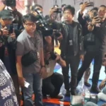 Wakil Gubernur atau Wagub DKI Jakarta, Rano Karno saat menyambangi korban terdampak kebakaran di Jalan Kutilang RW 02, Bukit Duri, Tebet, Jakarta Selatan, Minggu 20 Juli 2025. [ANTARA/Lia Wanadriani Santosa]