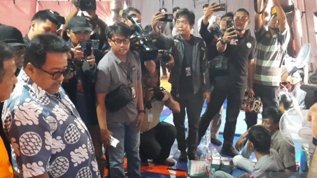 Wakil Gubernur atau Wagub DKI Jakarta, Rano Karno saat menyambangi korban terdampak kebakaran di Jalan Kutilang RW 02, Bukit Duri, Tebet, Jakarta Selatan, Minggu 20 Juli 2025. [ANTARA/Lia Wanadriani Santosa]