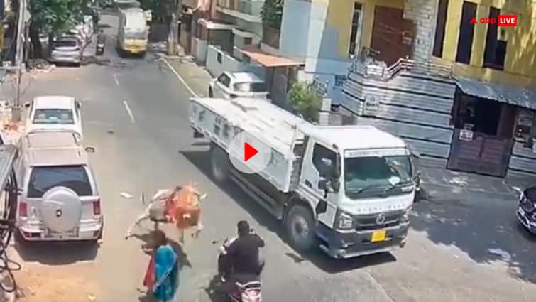 (बीच सड़क पर भड़का सांड) Source : Video Grab