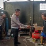 Kecelakaan membuat Slamet kehilangan kaki, tapi bukan semangat. Bantuan polisi Jombang jadi titik balik hidupnya membangun usaha dari nol. Foto iNewsSurabaya/zainul
